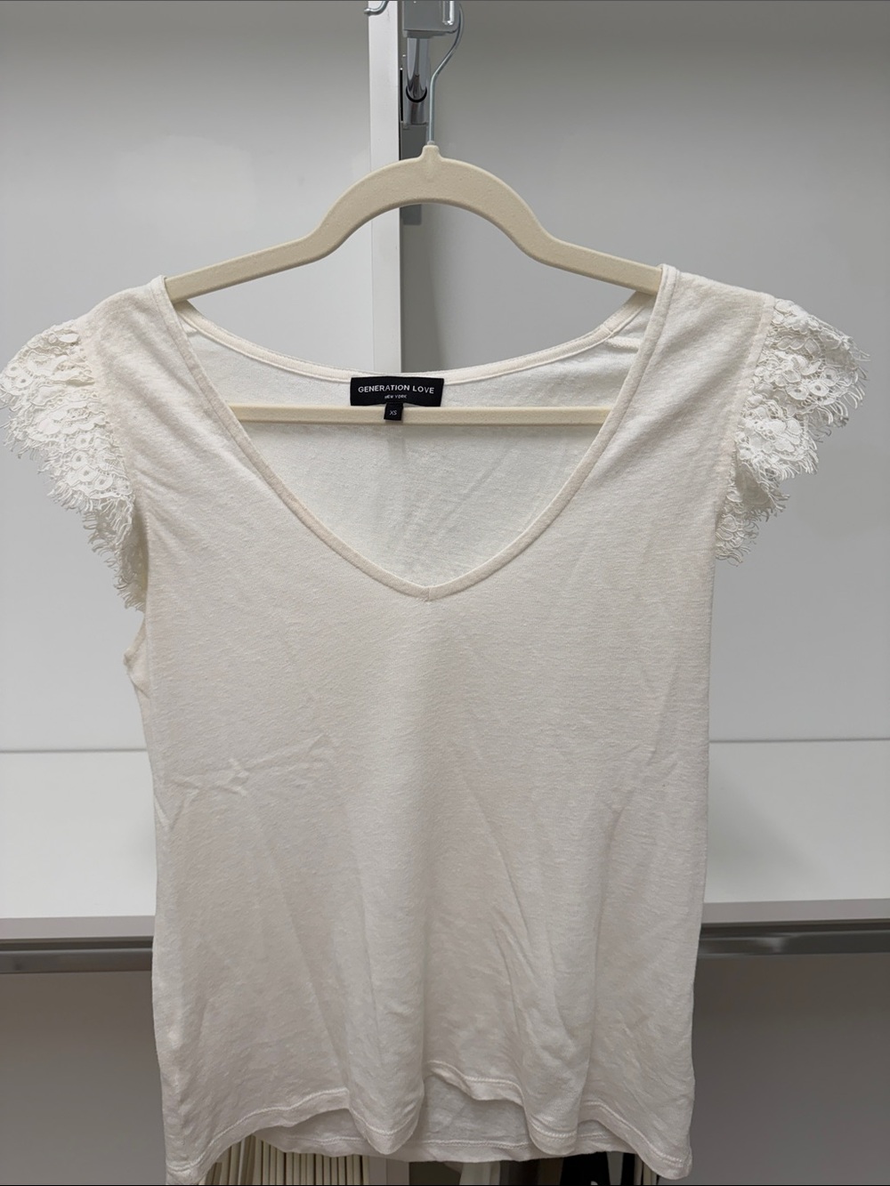 Generation Love Cream/white V-Neck Lace Cap Sleeve Tee. Size XS